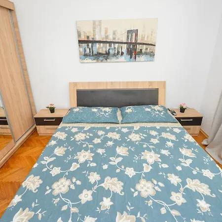 Old Town 2 New * Βουκουρέστι